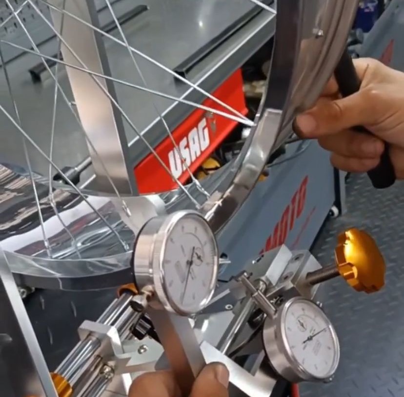 Raggiatura ruote a raggi moto